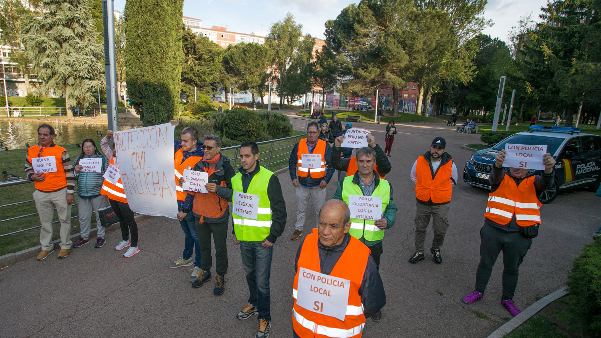 Concentración voluntarios de protección civil en un acto del PSOE.