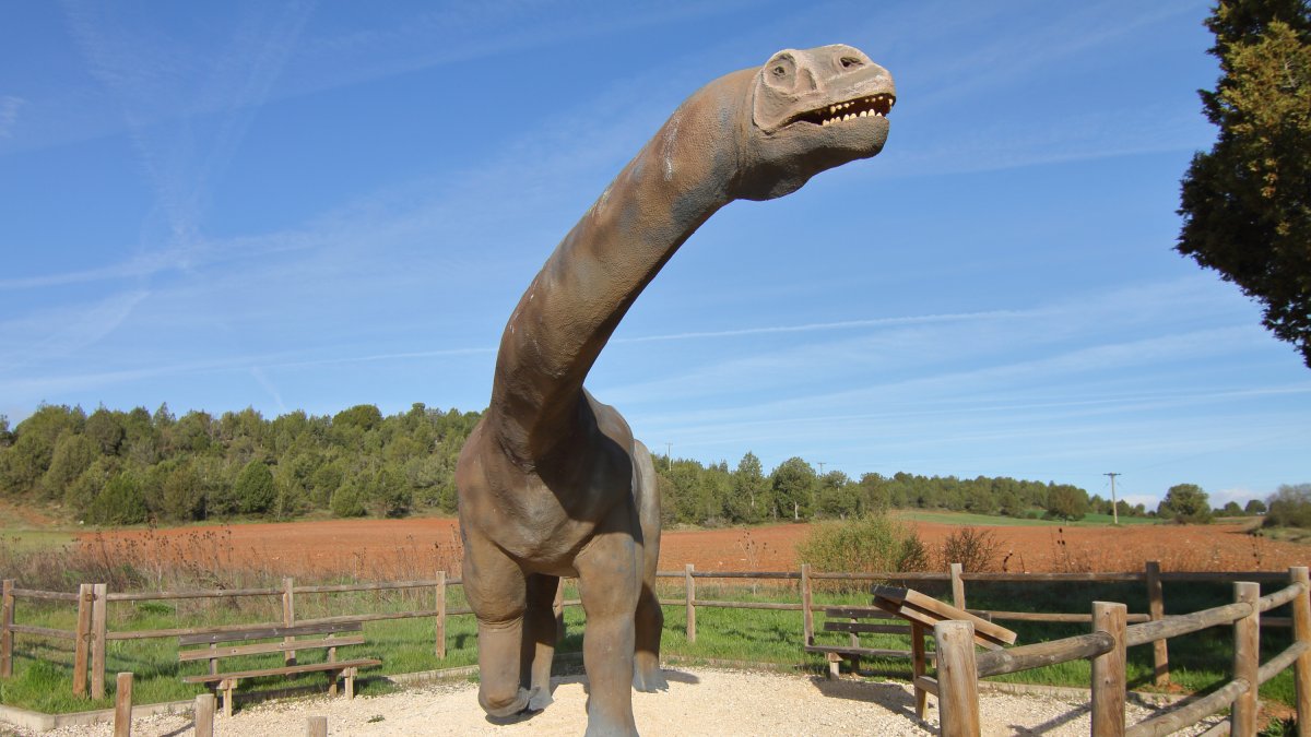 El yacimiento de La Pedraja conserva más de un millar de huellas repartidas en 14 afloramientos, pertenecientes a 123 icnoespecies de dinosaurios.