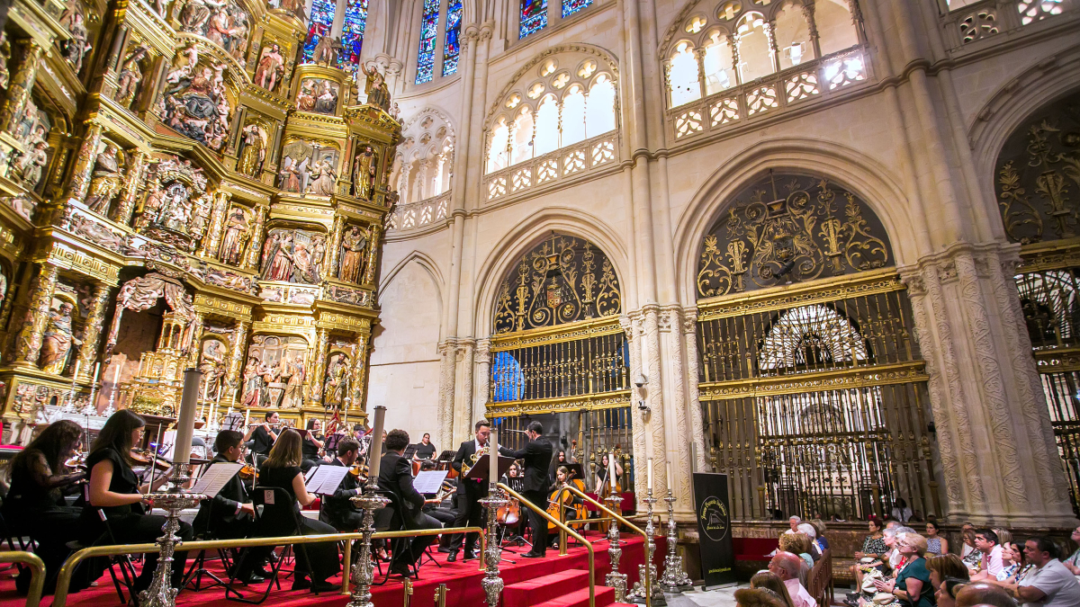 La orquesta de la Línea dio un gran recital en el altar mayor de la Catedral de Burgos.