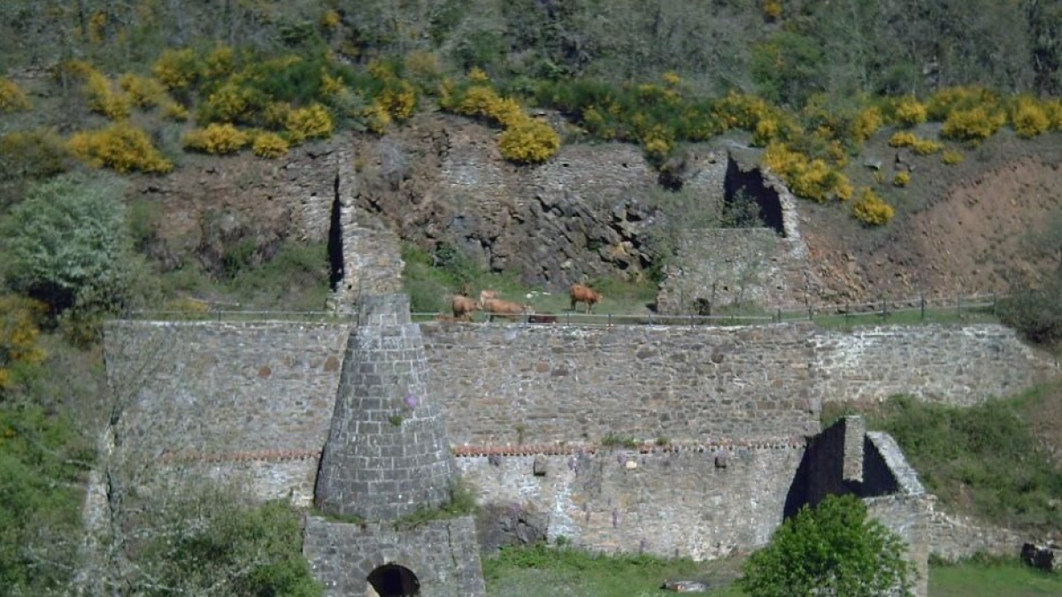 Antigua ferrería de altos hornos en las afueras del pueblo.