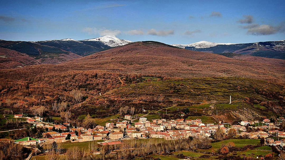 Vista general del pueblo de Barbadillo de Herreros desde el monte.