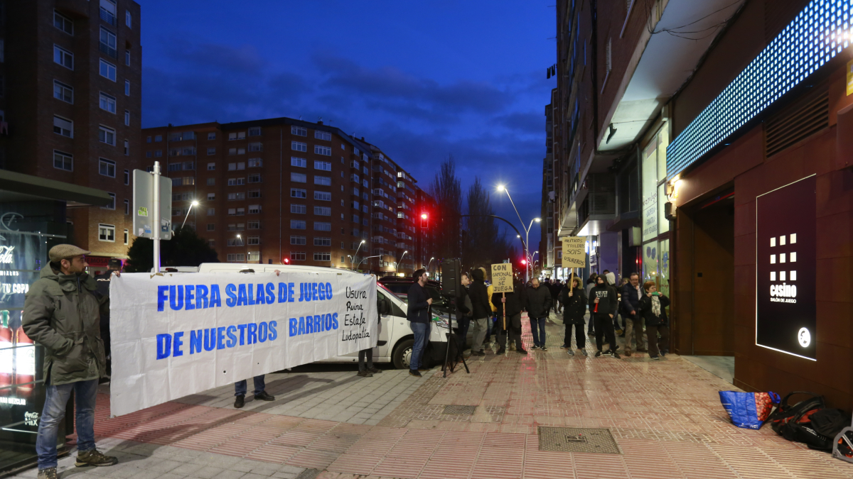 Protesta frente a una casa de apuestas de Gamonal.