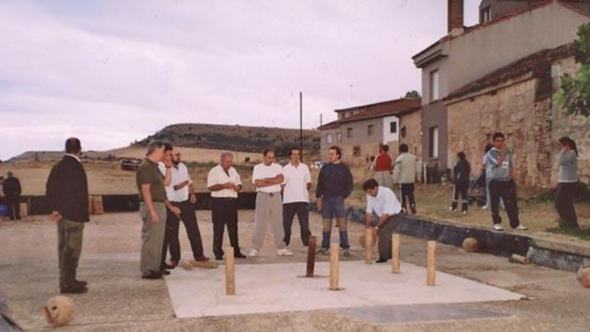 Varias personas juegan a los bolos