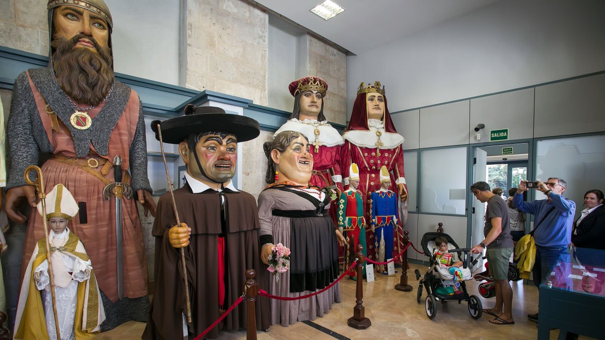 La Casa de los Gigantillos, en los bajos del Teatro Principal, es el lugar escogido para trasladar la atención a los turistas, actualmente en la calle Nuño Rasura.
