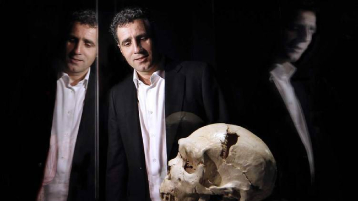 Miguel Indurain durante su visita al Cráneo 5 que se expone en el Museo de la Evolución.