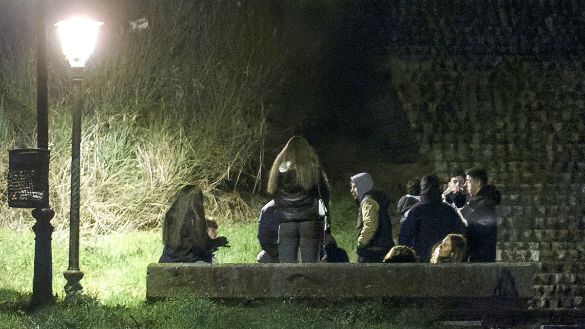 Jóvenes de botellón junto a las escaleras de San Esteban.