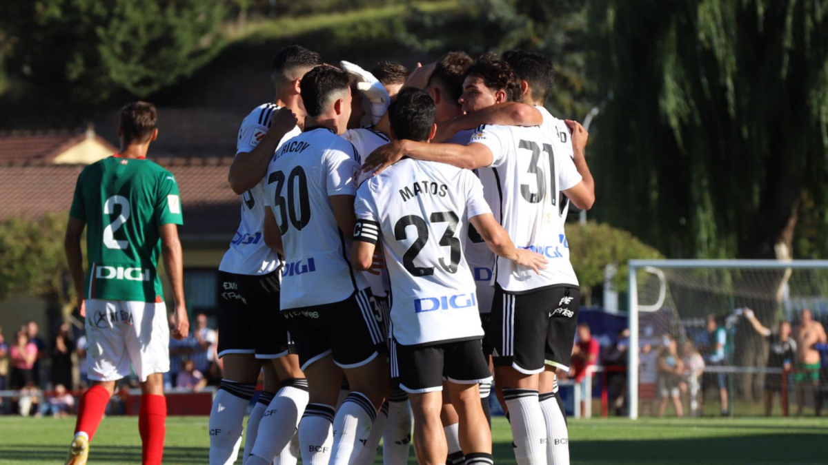 Los jugadores del Burgos CF celebran uno de los goles ante el Alavés.