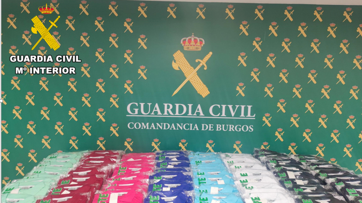 Prendas de textil incautadas por los agentes de la Guardia Civil.