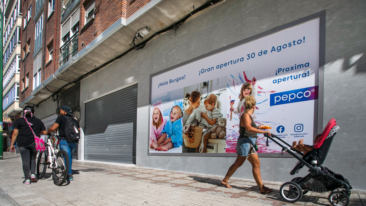 Imagen del letrero que anuncia la apertura de la tienda el próximo 30 de agosto.