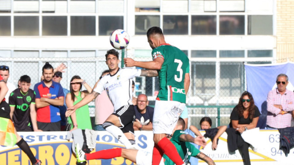 Imagen del partido entre el Burgos CF y el Alavés disputado en Briviesca.