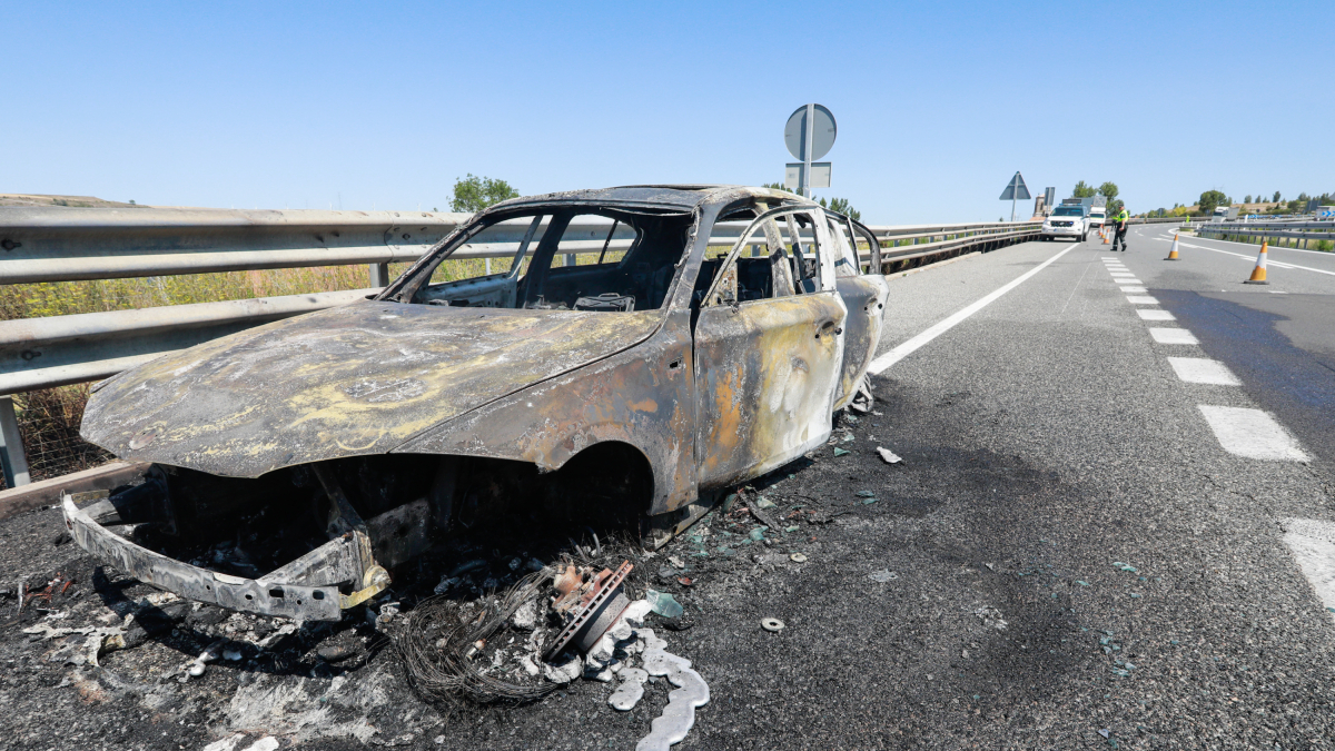 Vehículo calcinado en la A-62 a la altura de Buniel.