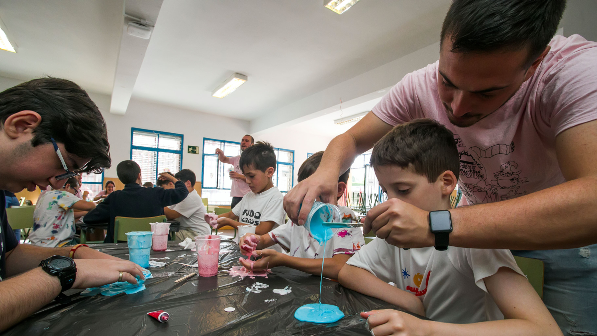 Los niños disfrutan con las actividades propuestas relacionadas con la magia y Harry Potter.