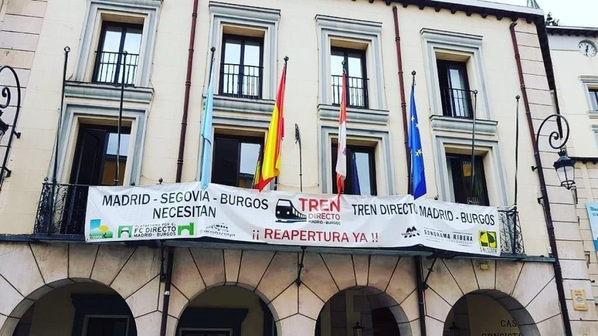 Pancarta colocada en el balcón del Ayuntamiento de Aranda de Duero.