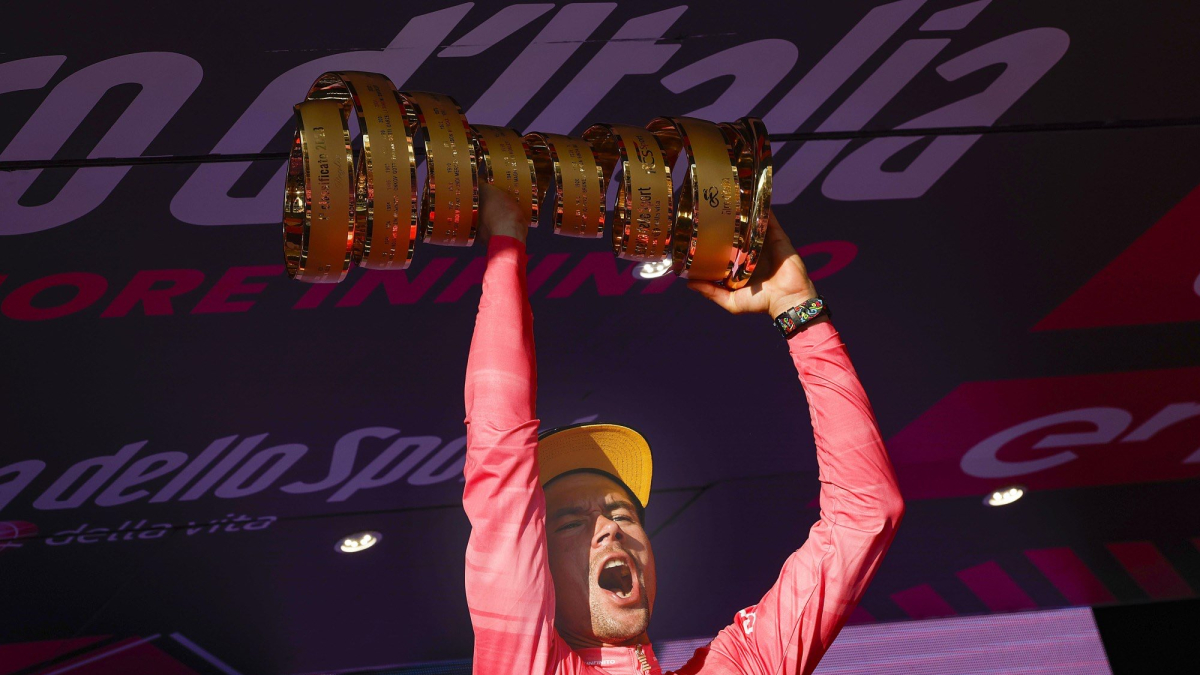 Roglic levanta el trofeo de ganador del Giro de Italia.