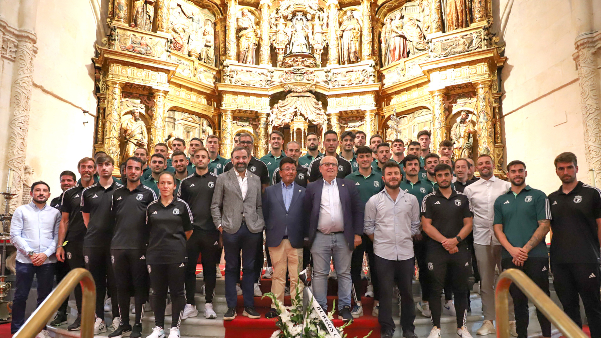 Plantilla y directiva realizaron realizaron la tradicional ofrenda floral.