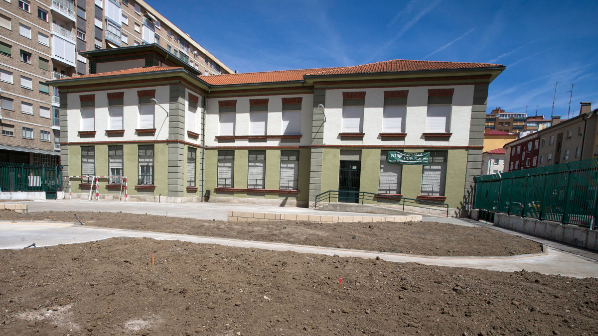 Patio del Colegio de Infantil y Primaria Vadillos donde se ha hecho la obra y falta hacer la plantación.