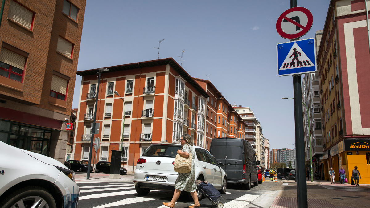 Una mujer cruza por el paso de peatones elevado en la calle Madrid, a la altura del número 46.