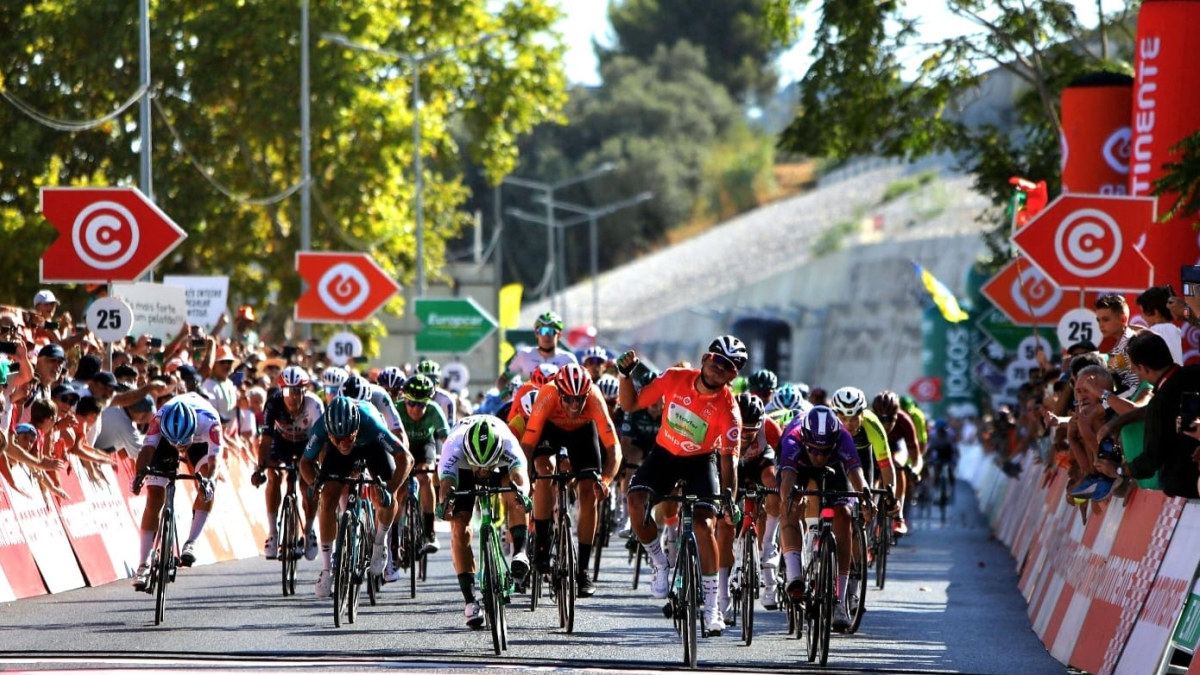 Miguel Ángel Fernández termina segundo en un ajustado esprint.