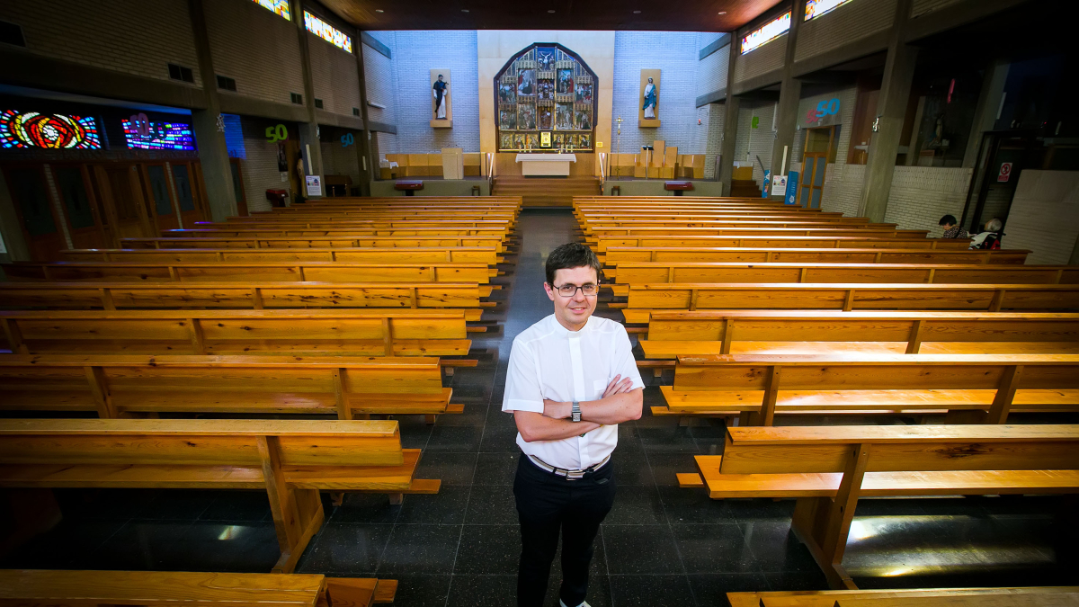 El sacerdote Diego Mingo en la parroquia de San Martín de Porres, su casa durante 13 años.