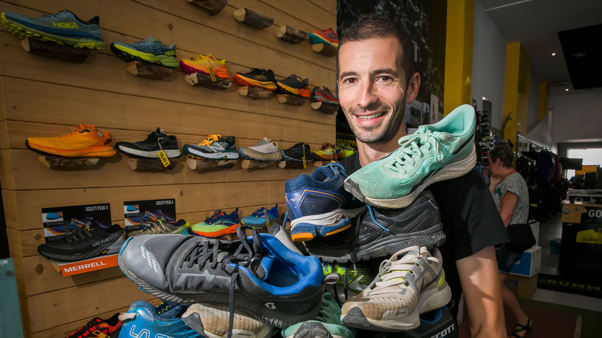 Rodrigo Alonso, de Solorunners, con algunas de las zapatillas donadas.