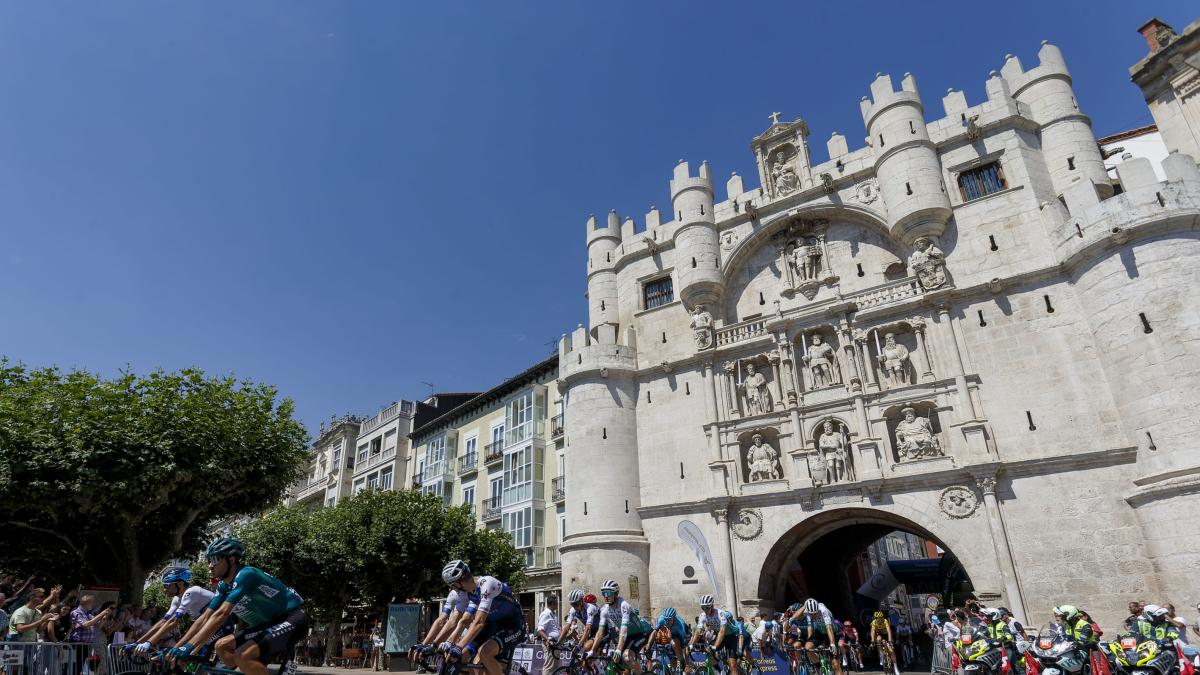 Imagen de la salida de la Vuelta a Burgos del año 2022.