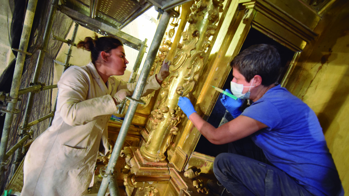 Profesionales rehabilitan el retablo de Hontoria de la Cantera.