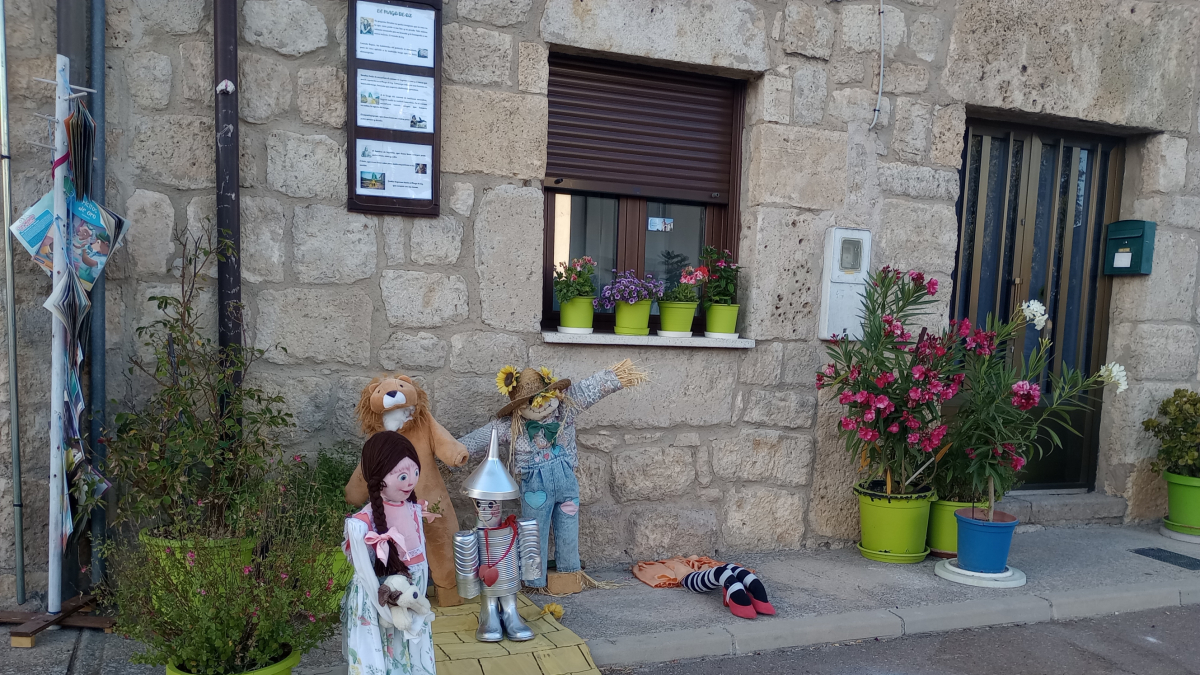 Dorothy, el hombre de hojalata y demás personajes del Mago de Oz, te invitan a recorrer el camino de baldosas amarillas.