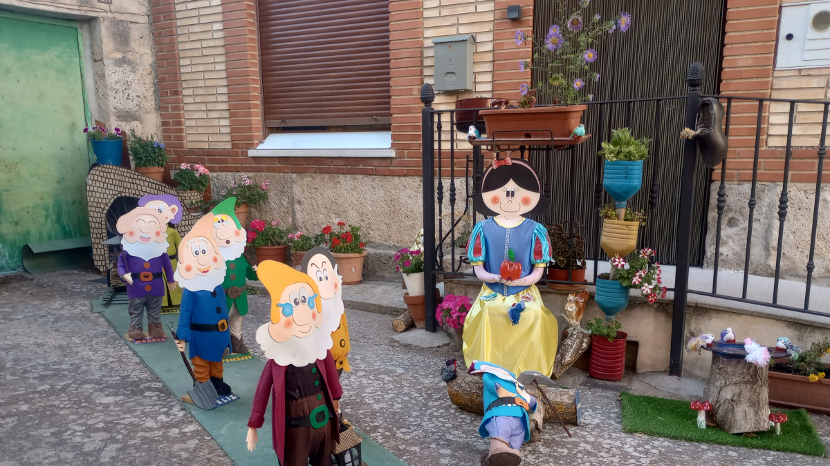 Blancanieves y los siete enanitos, a la entrada de una de las casas de Olmillos de Sasamón.