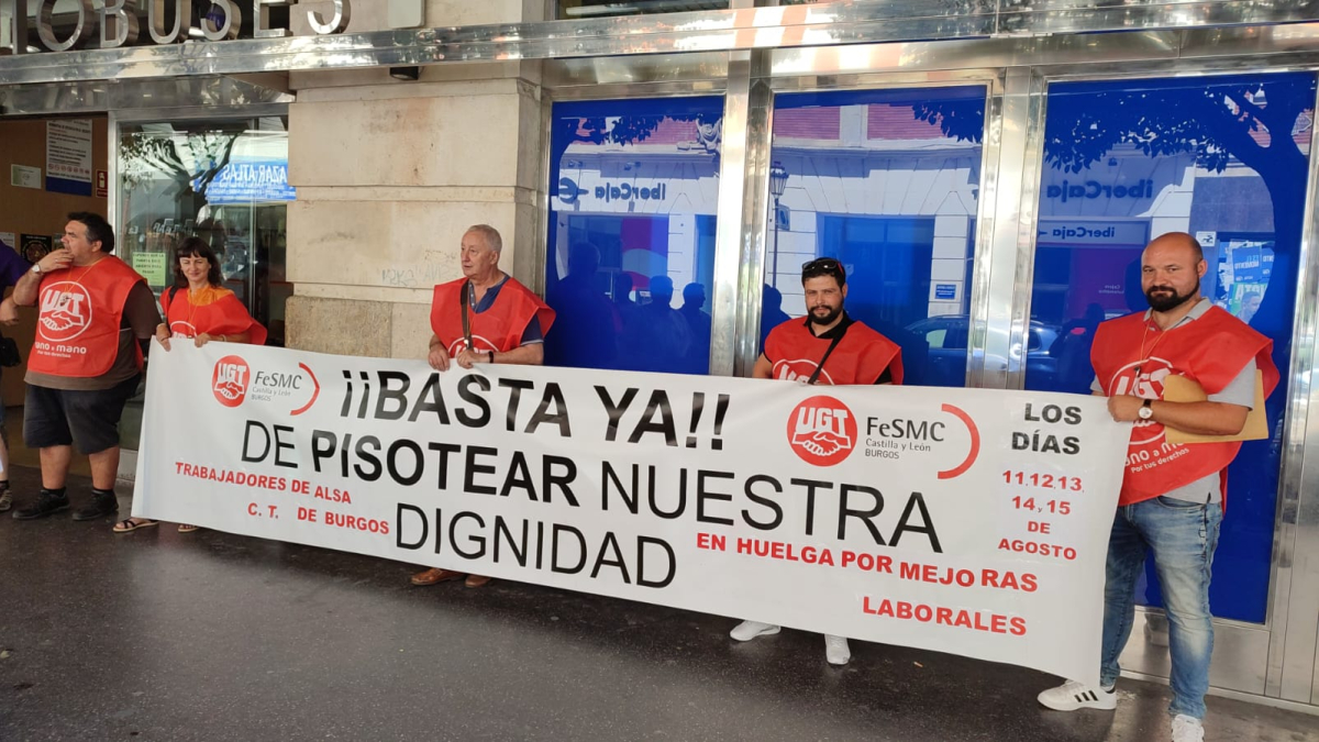 Los trabajadores de Alsa en uno de los paros realizado ayer.