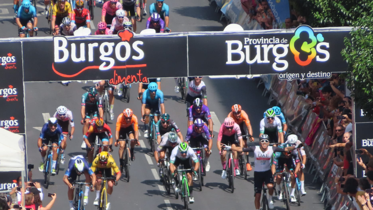 Molano celebra su victoria en la llegada de Burgos