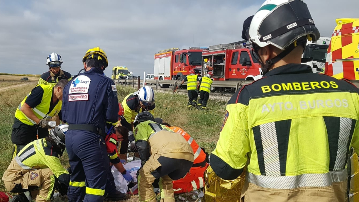 Los equipos de emergencia atienden a una de las víctimas.