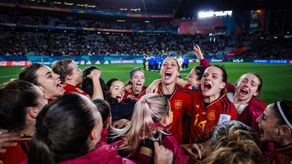 La selección femenina de fútbol celebra su pase a la final.