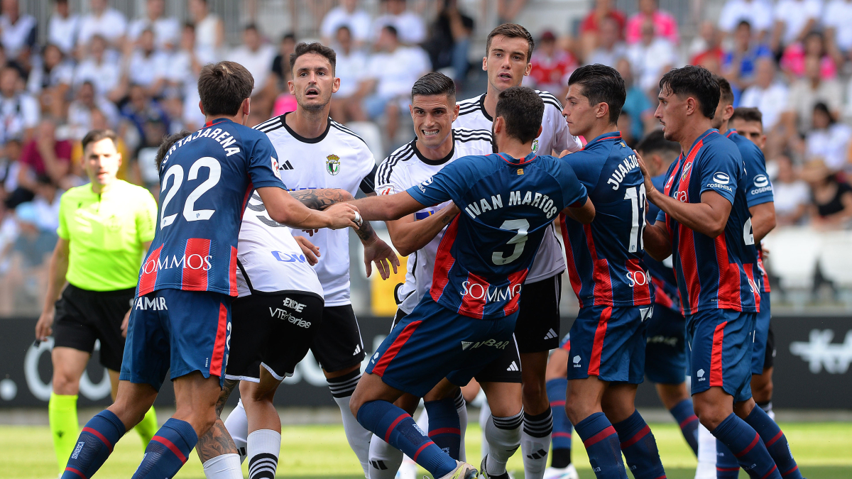 En el centro, Elgezabal, durante el partido ante el Huesca.