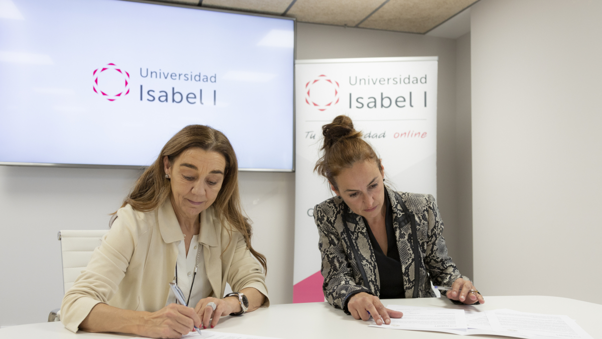 María Jesús Cuéllar, presidenta del Consejo de Administración de la Ui1, firma el convenio con Ana Fragua, presidenta de la Asociación For WOMEN.