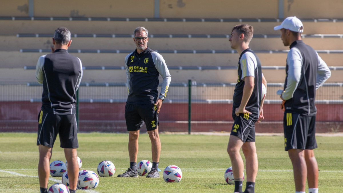 En el centro, Bolo dirigiendo el entrenamiento de ayer.