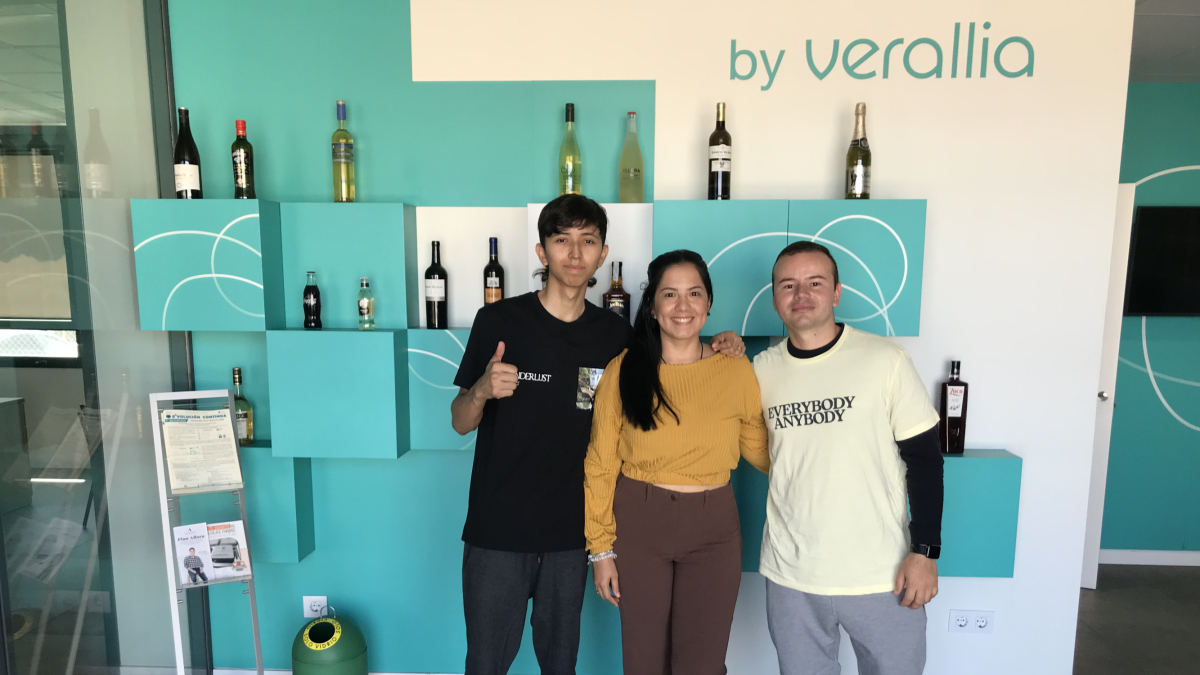 En la imagen tres participantes del curso que han realizado prácticas en Verallia
