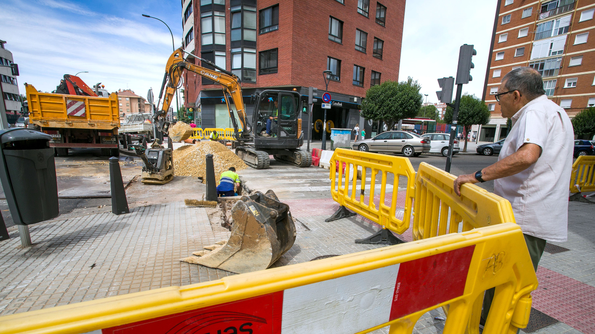 Un vecino observa el avance de las obras del Servicio de Aguas de Burgos en el cruce de la calle San Juan de Ortega con la avenida de la Constitución.