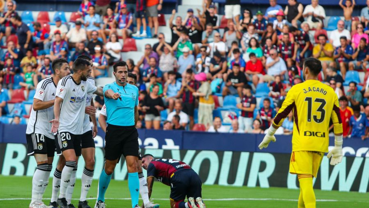 Un gol en fuera de juego muy dudoso de Bouldini, caído en el área, acabó confirmado por el VAR y supuso el 2-1 antes del descanso.