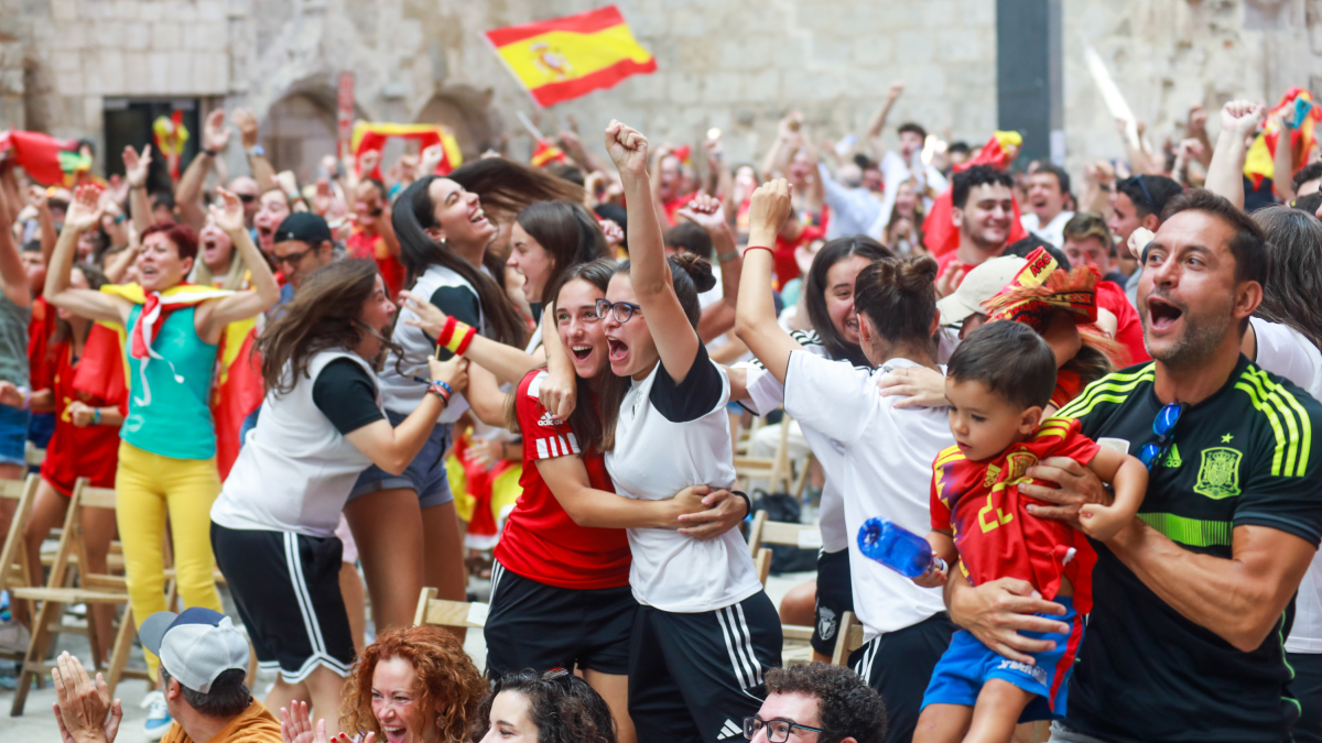 Los aficionados congregados para ver el partido en la pantalla gigante del monasterio de San Juan celebran el primer gol de España en la final del mundial de fútbol femenino.