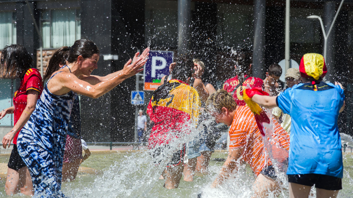 Con 42ºC en Burgos, la mejor celebración era salpicarse en la fuente de los delfines