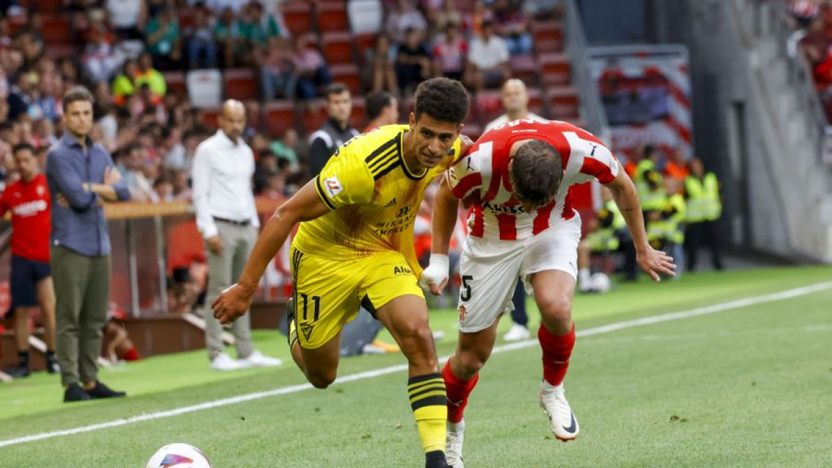 Ilyas Chaira trata de hacerse con la pelota ante un rival ayer en El Molinón.