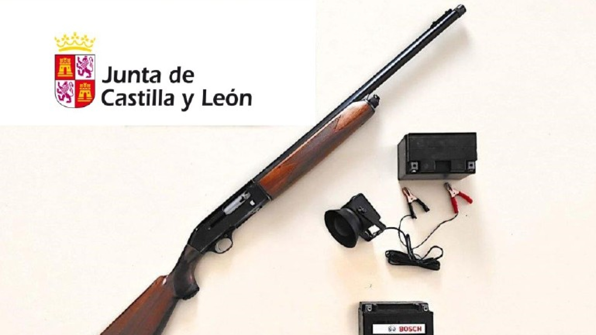 La escopeta y los reclamos que les fueron intervenidos a los cazadores denunciados en Olmos de la Picaza.