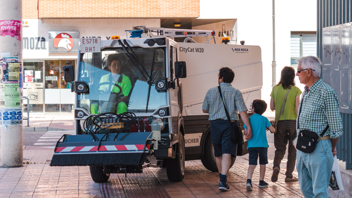 Un vehículo de limpieza viaria en el barrio de San Pedro de la Fuente.