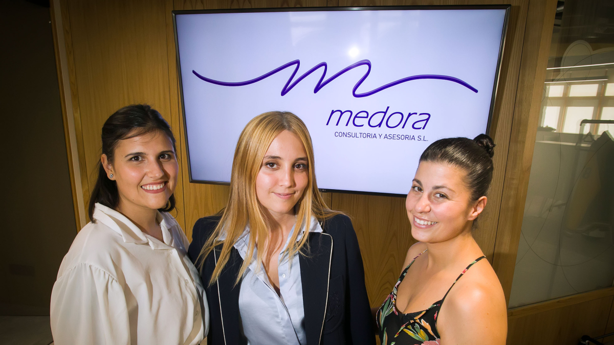 Ángela (izq.), Enara (centro) y Sandra (drcha.) en las oficinas de la Fundación Caja Burgos desde donde desarrollan su labor como juristas y trabajadoras sociales dentro de su empresa