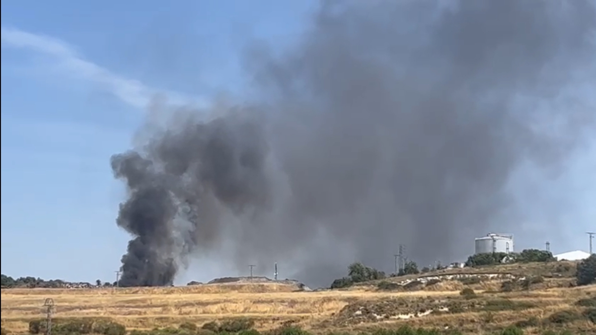 Una columna de humo negro indicaba la zona del incendio