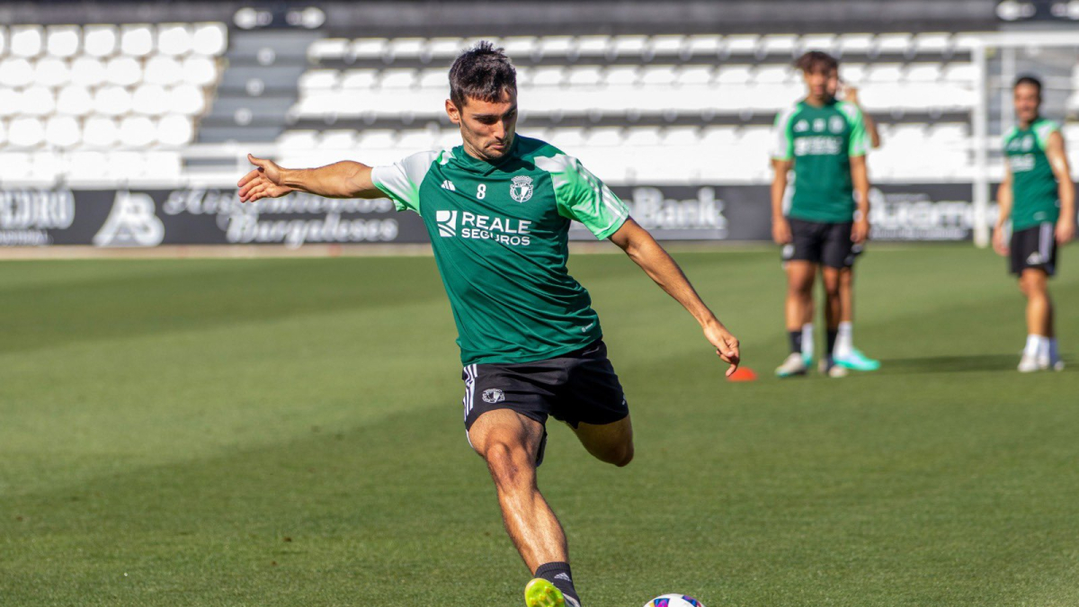 Ander Martín chuta durante la preparación del partido contra el Oviedo.