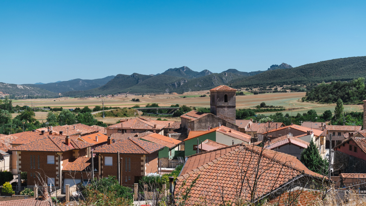 Vista de la localidad de Ameyugo con la iglesia de Santa María de la Antigua al fondo.