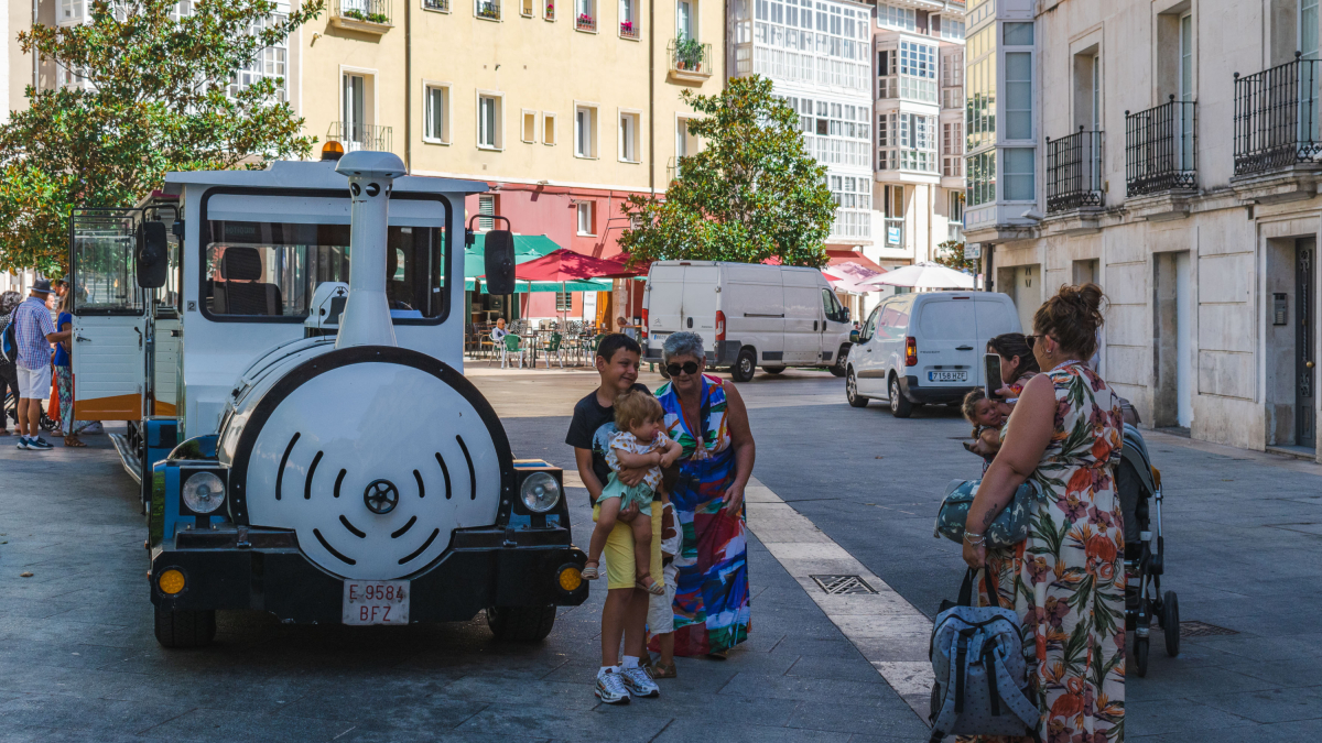Culminado el trayecto, una familia inmortaliza la experiencia con una fotografía junto a la locomotora del tren turístico.