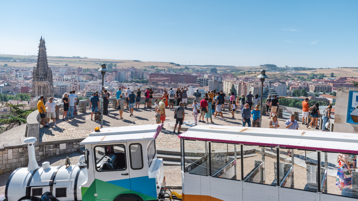 Momento estelar del recorrido del tren turístico de Burgos, cuando el convoy se detiene en el mirador del Castillo.