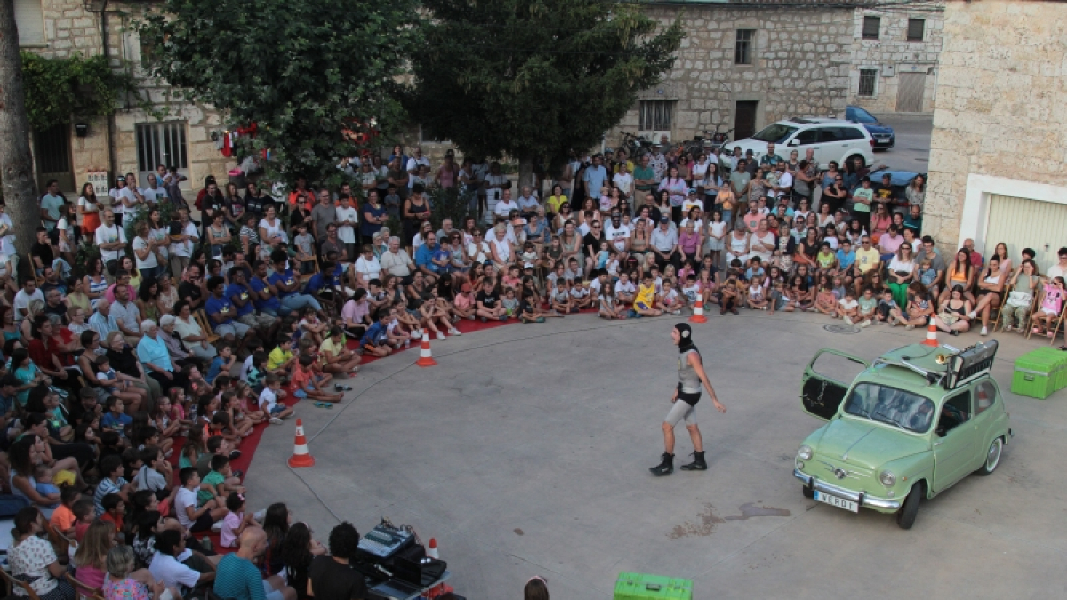 El artista Javier Ariza representa ‘Carman’. en San Millán de Juarros.